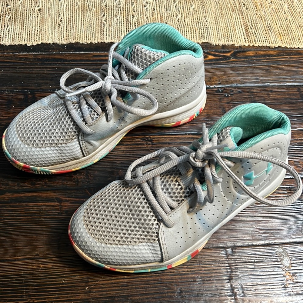 Girls under armour basketball sneakers size 2.5